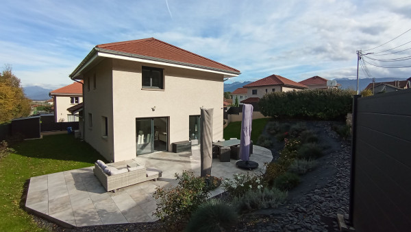 Une maison avec les monts savoyards en toile de fond